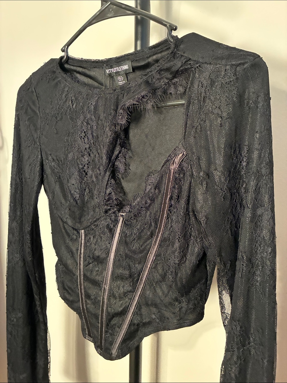 PrettyLittleThing Black Lace Long Sleeve Crop Top - Picture 2 of 8